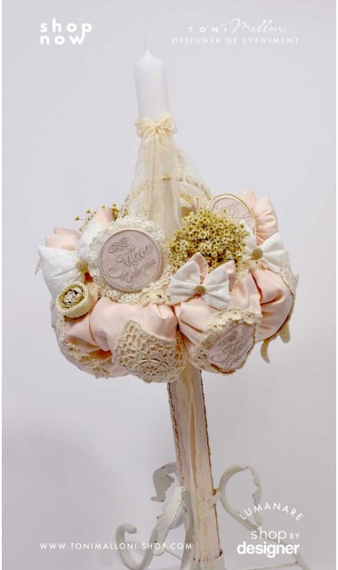 Lumanare botez somon cu aplicatii dantela crem macrame si flori nemuritoare Romantico 3